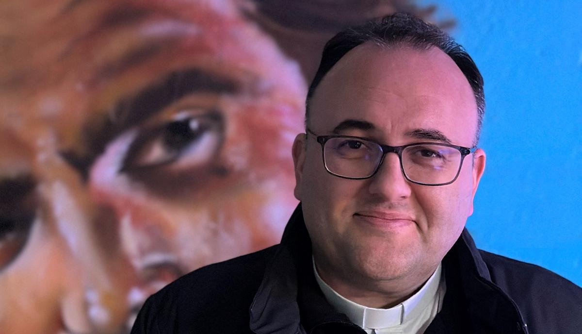 El sacerdote y profesor Sergio Codera, ante una imagen de Don Bosco