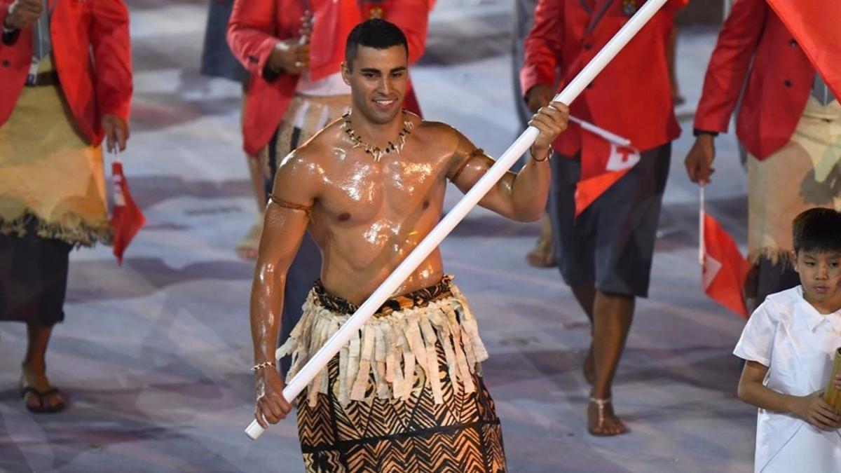 El abanderado de Tonga, Nikolas Taufatofua, durante la ceremonia de inauguración de los Juegos Olímpicos de Río 2016.