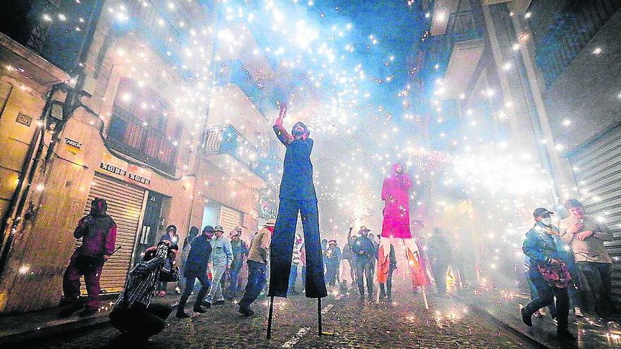 Fuego y tradición iluminan la noche en Alcoy