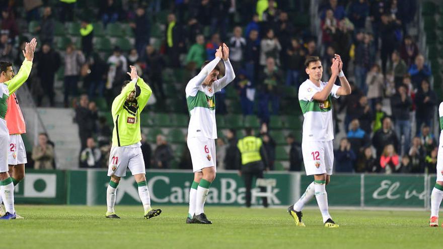 Los jugadores del Elche agradecen el apoyo de la afición al final del partido frente al Cádiz