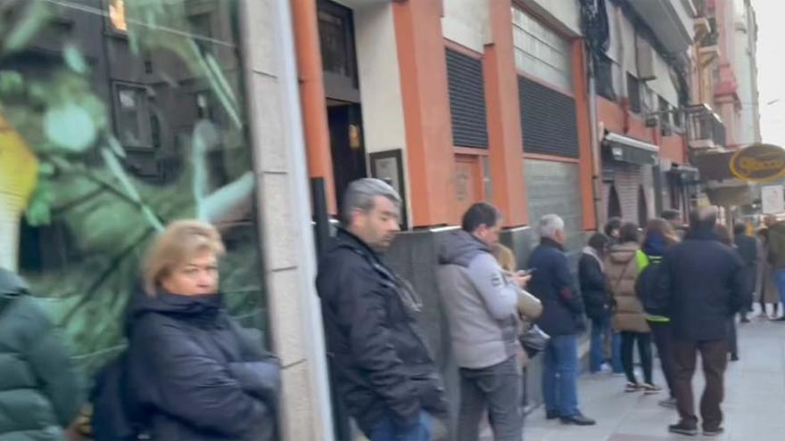 Larguísima cola para comprar roscones en la confitería Glacé de A Coruña.