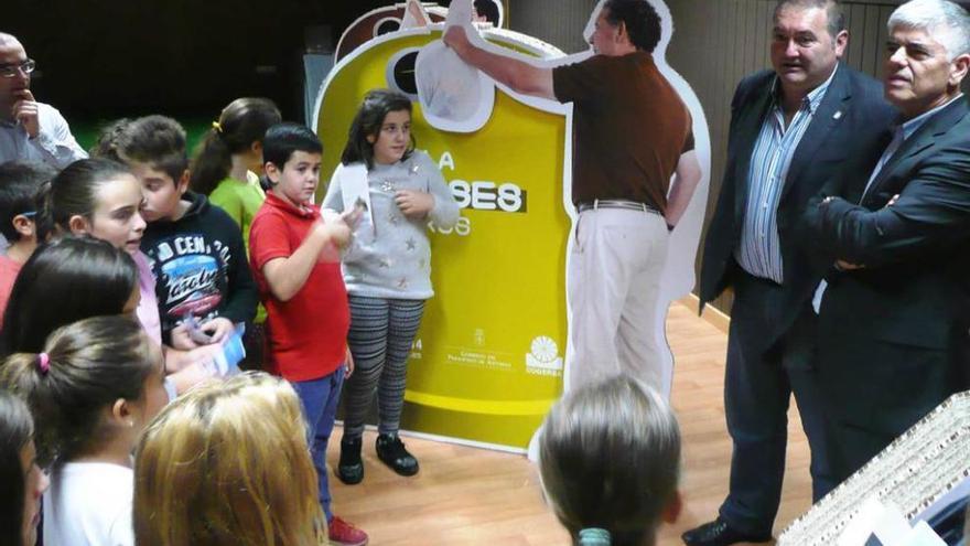 Los alumnos del colegio Jesús Neira junto al Alcalde y el gerente de Cogersa, ayer.