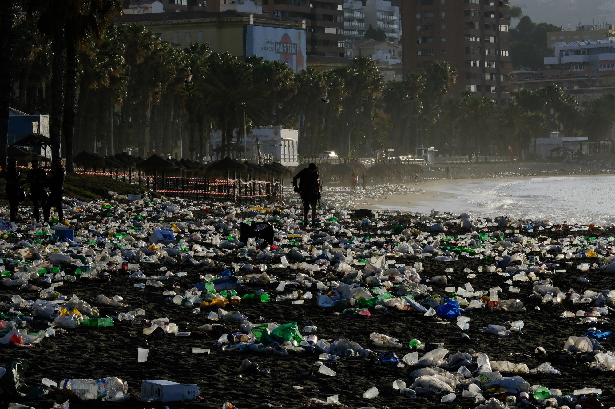 Toneladas de basura se acumulan en la playa tras celebrar la Noche de San Juan