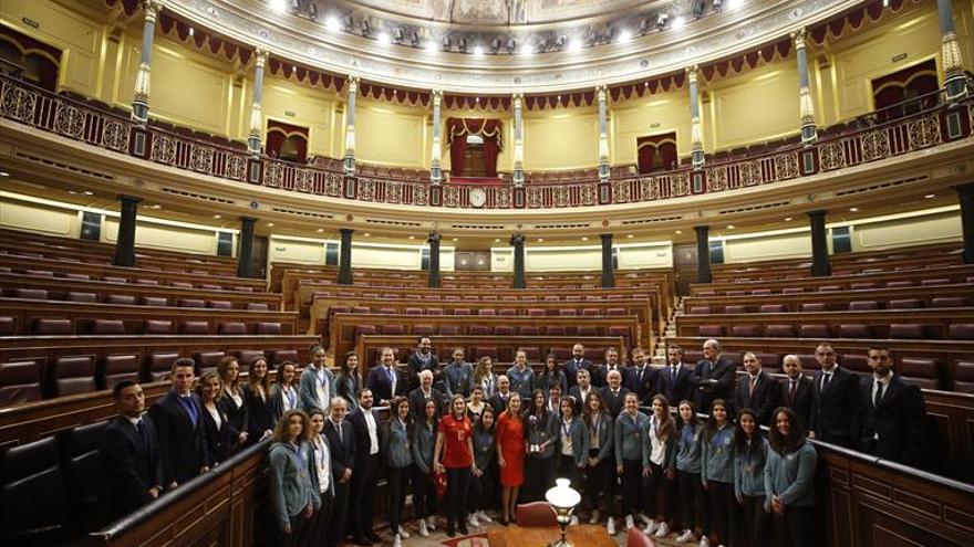 Pedro Sánchez recibe a la selección de Salma Paralluelo