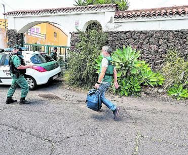 Agentes de la Policía Judicial siguen con la investigación.