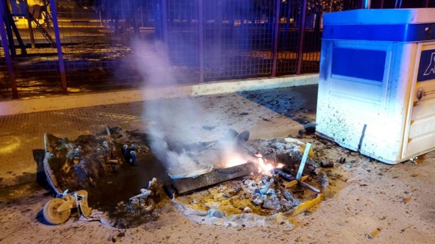Alginet suma más de 20 contenedores quemados tras arder 4 en una noche