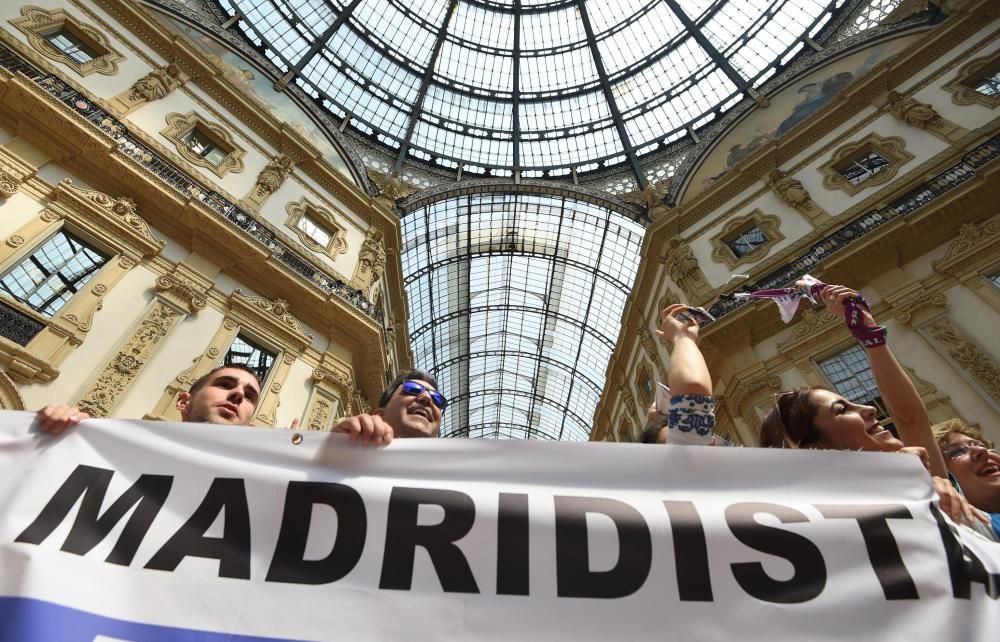 Las aficiones de Madrid y Atlético toman el centro de Milán en las horas previas al partido.