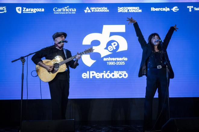 En imágenes | Así ha sido el íntimo concierto de Amaral en la fiesta del 35 aniversario de El Periódico de Aragón