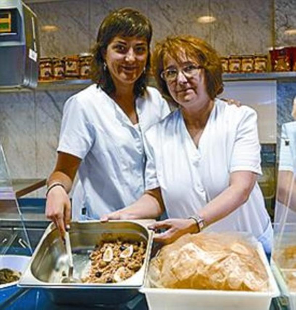 Ángeles Gómez i Mireia Gascón mostren l’amanida Ángeles Gómez i Mireia Gascón mostren l’amanida