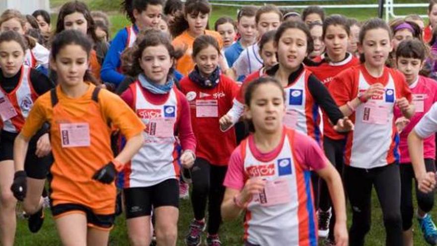 Niñas participantes en un cross escolar. marcos león