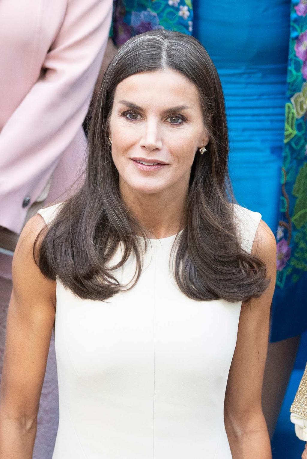 El beaty look de la reina Letizia, con canas en su melena al natural.