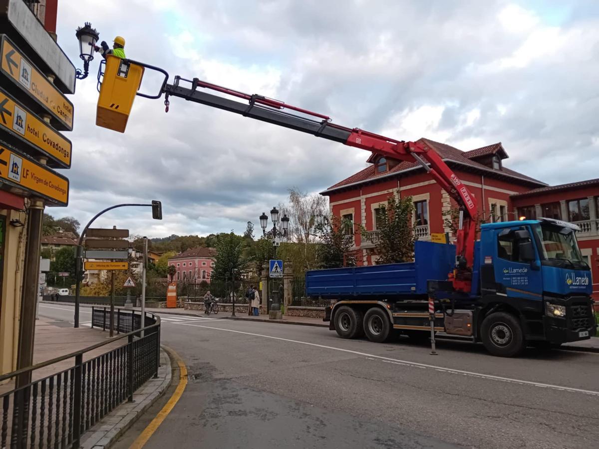 Limpieza de farolas en Cangas de Onís.
