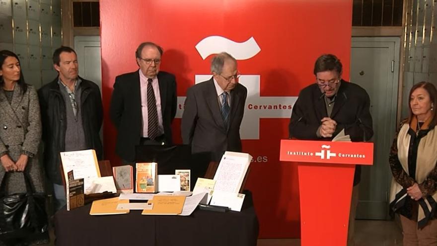 José-Carlos Mainer, el tercero por la derecha, junto a su legado que ha depositado en la Caja de las letras.