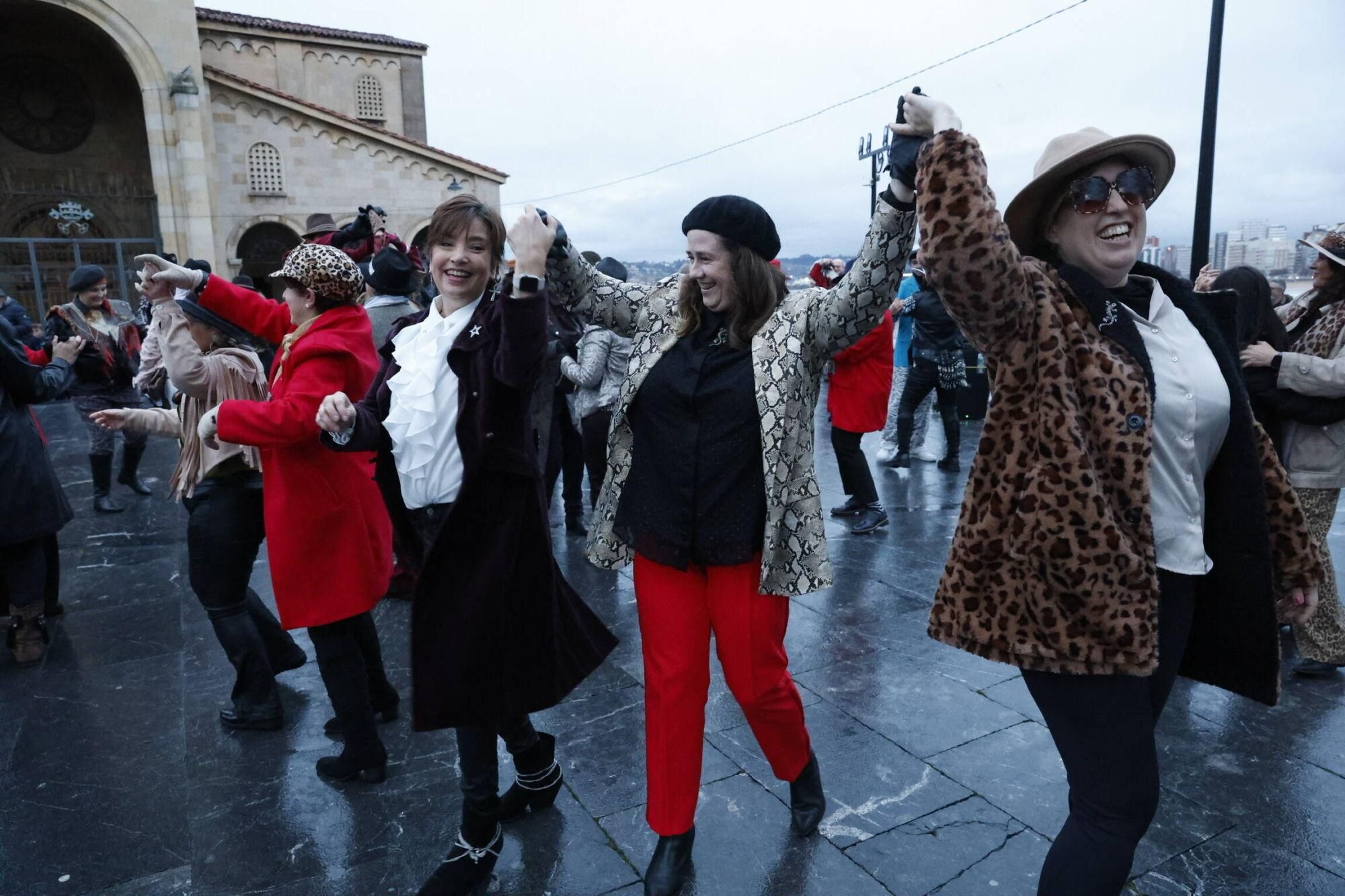 EN IMÁGENES: Flashmob en honor a Tino Casal en Gijón