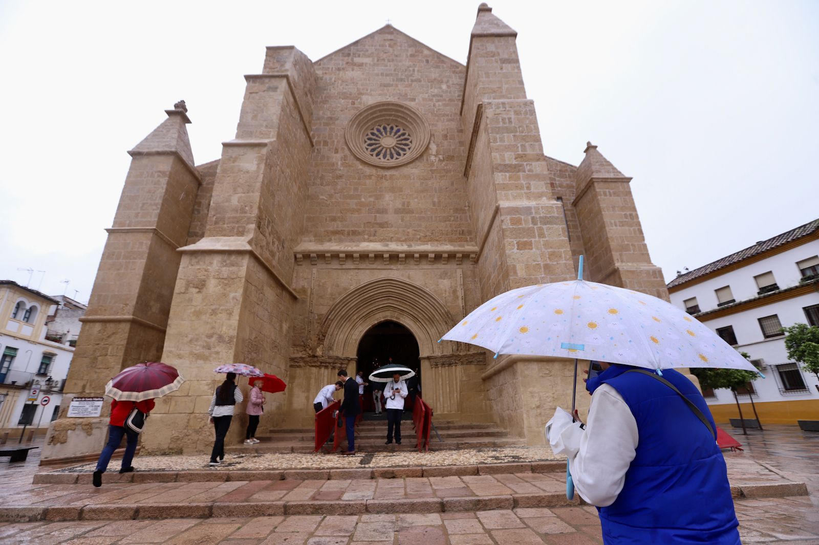 La lluvia impide la salida del Resucitado de la iglesia de Santa Marina