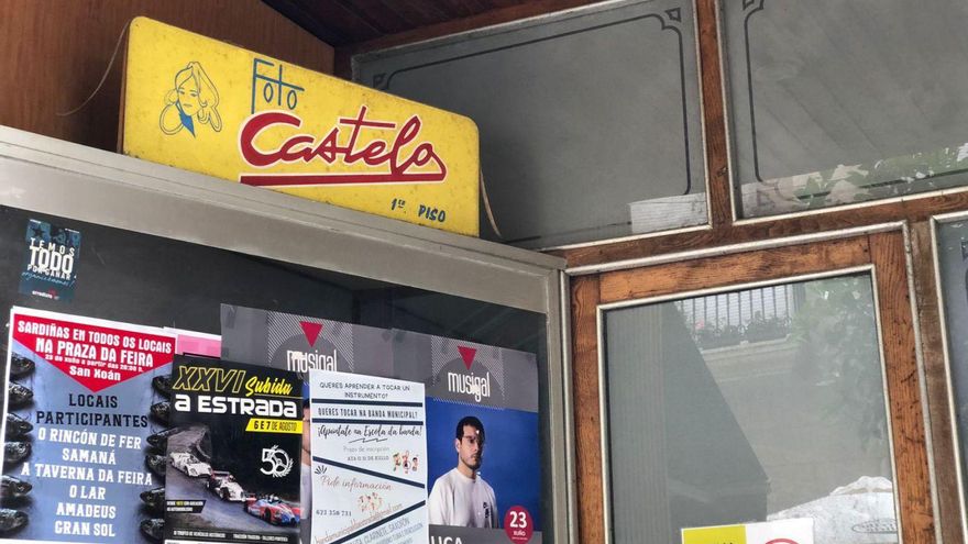 Cartel de Fotos Castelo, en la calle Justo Martínez. |