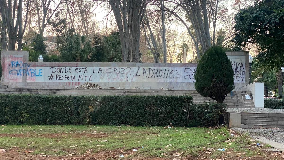 Pintadas en el monumento del parque Ribalta, en la tarde de este viernes.