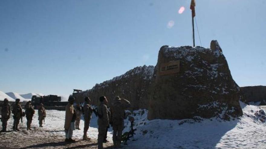 Homenaje a los caídos de los soldados de la Brilat antes de dejar la base Ricketts, ayer en Moqur.