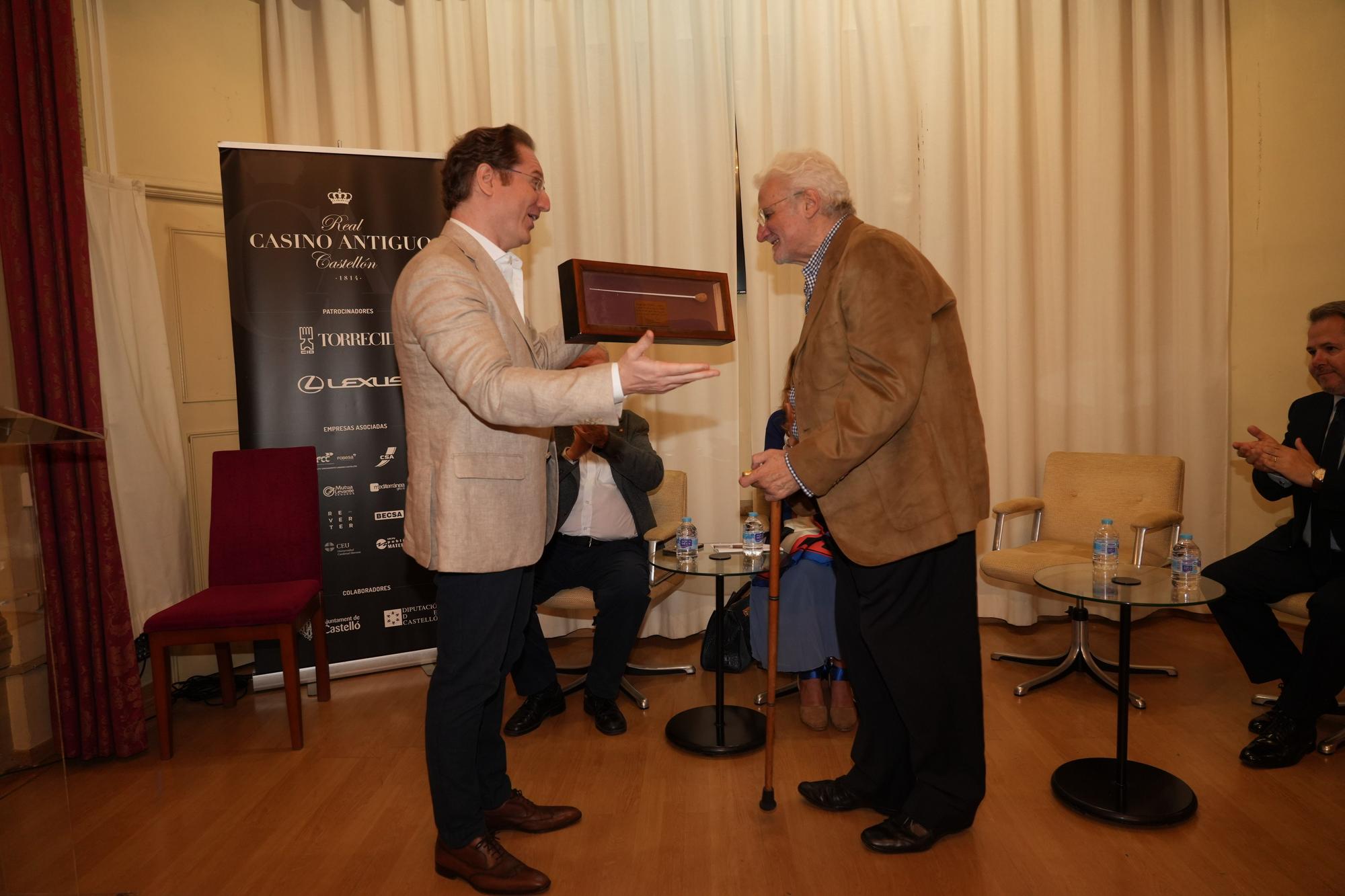 El pintor Forner entrega su retrato al maestro Tebar en el Casino Antiguo de Castelló