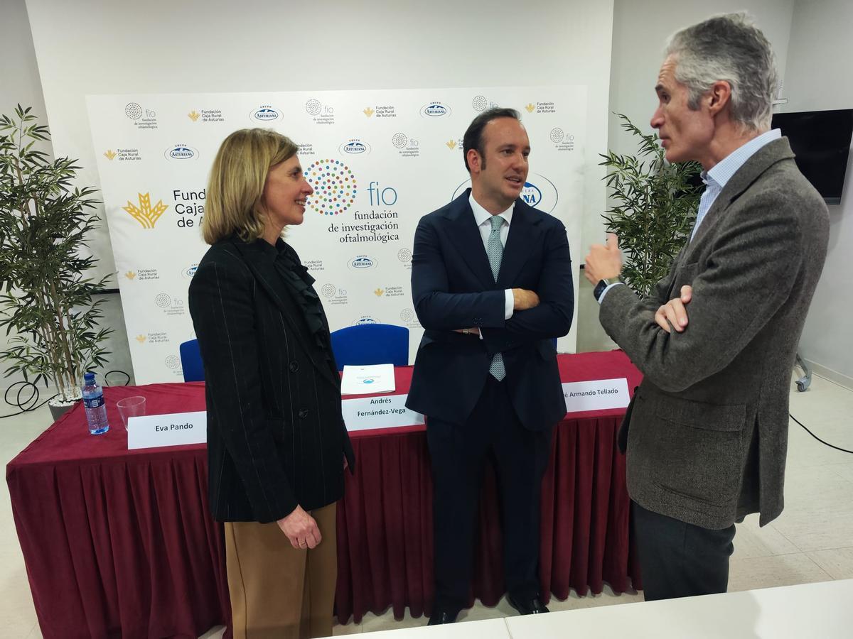 De izquierda a derecha, Eva Pando, Andrés Fernández-Vega y José Armando Tellado, esta mañana, en el Instituto Oftalmológico Fernández-Vega (Oviedo).