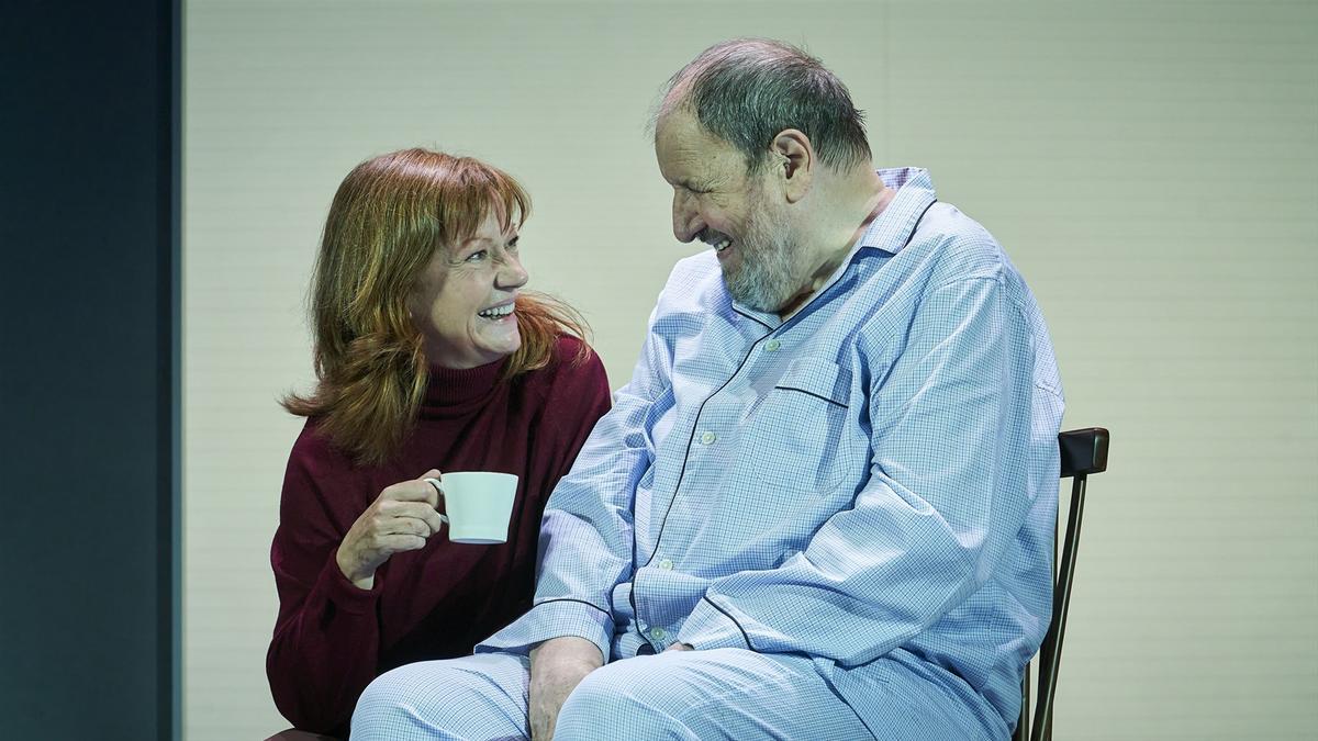 Josep Maria Pou y Rosa Renom, en una escena de 'El pare', en el Romea.