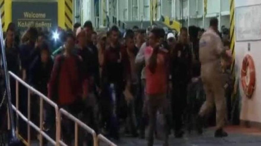 2.000 refugiados sirios llegan a Atenas en un barco fletado por el Gobierno griego