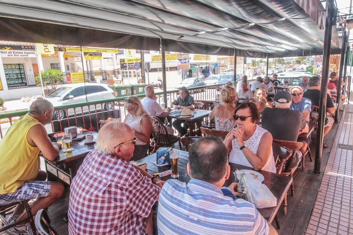 Centroeuropeos jubilados en una terraza de Torrevieja.