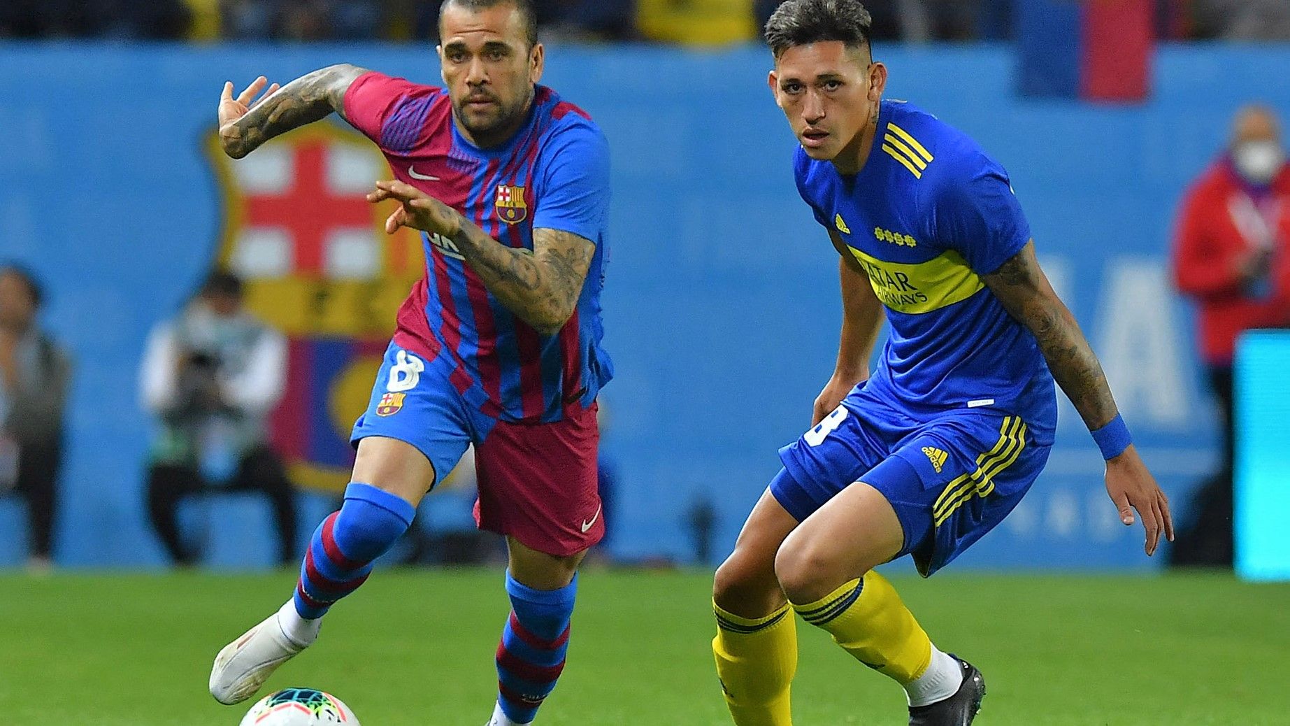 Alves se escapa de Vázquez en el Barça-Boca de la Maradona Cup en Riad.