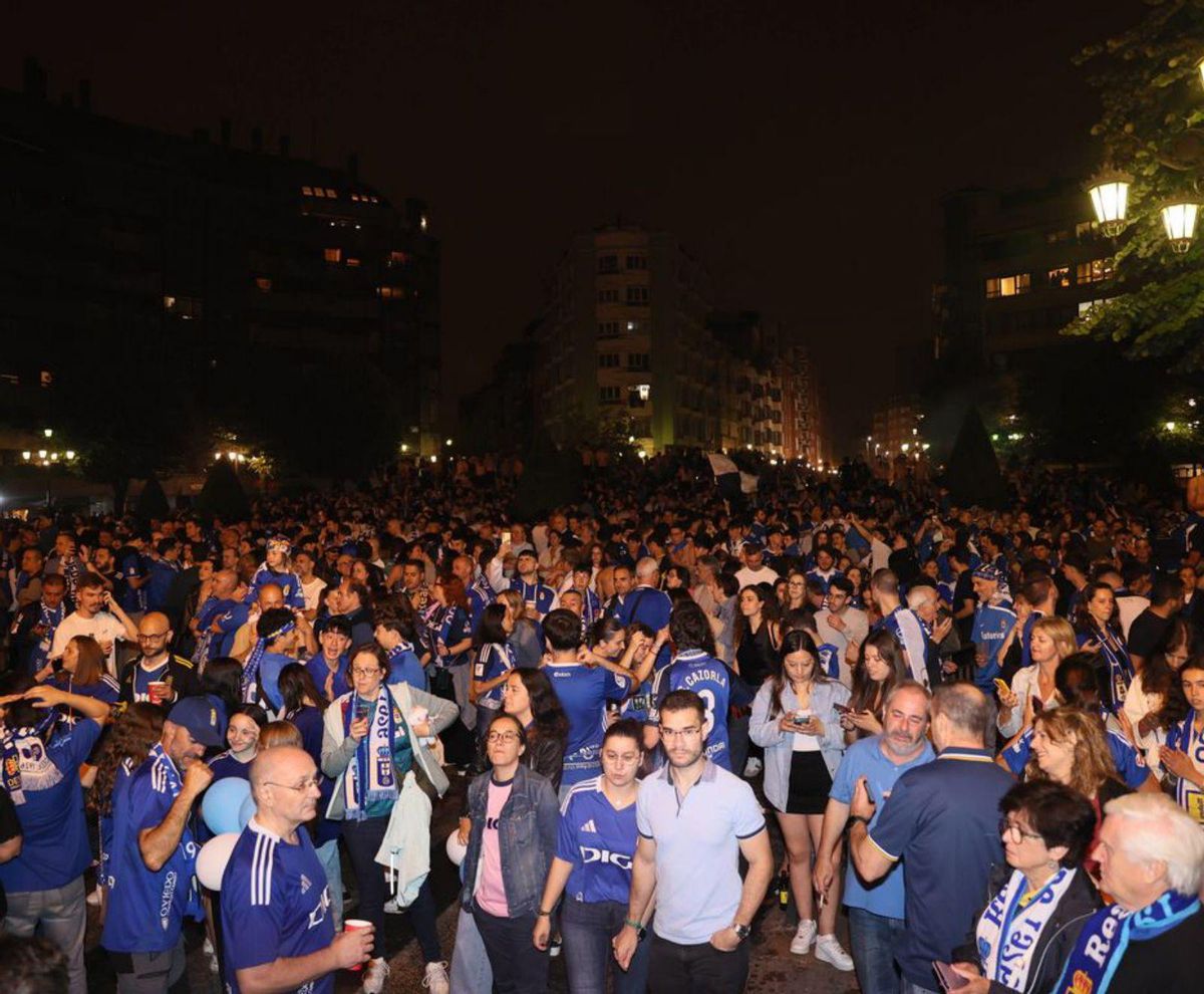 La hinchada azul invade las calles de la capital asturiana.