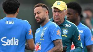 Brazils forward #10 Neymar (C) speaks with a teammate eyed by Brazils Italian head coach Carlo Ancelotti (R) during a training session at the Columbia Park Training Facility in Morristown, New Jersey on June 22, 2026, during the 2026 World Cup football tournament. (Photo by Mauro PIMENTEL / AFP)