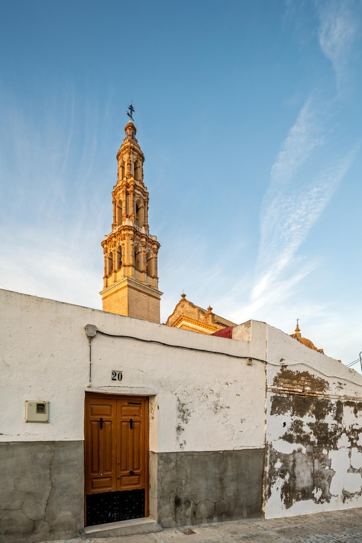 La Torre de San Gil se eleva sobre las encantadoras calles de Écija en España