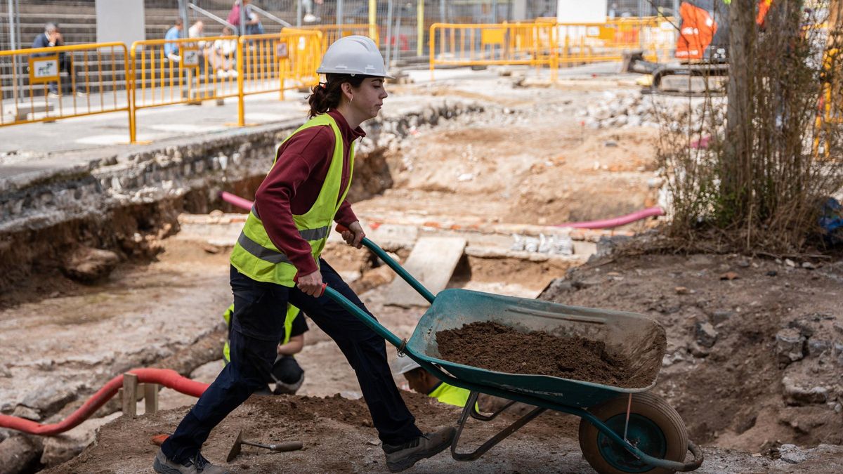 13.000 parados menos y 161.000 cotizantes más en marzo