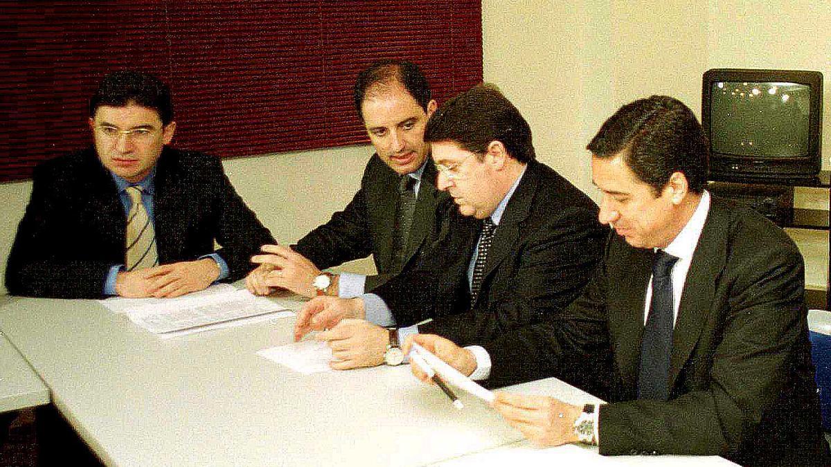 Serafín Castellano, Francisco Camps, José Luis Olivas y Eduardo Zaplana en una imagen del año 2000, en una reunión del comité de campaña del PP.