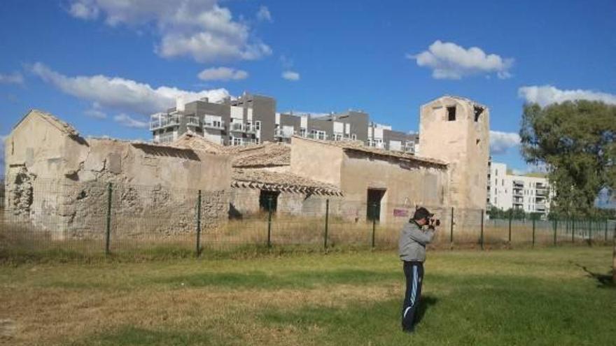 Imagen reciente del estado de abandono de la torre y la finca Ansaldo.