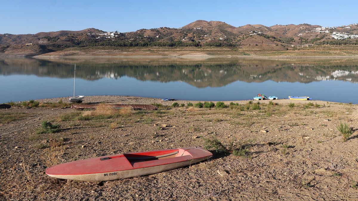 El pantano de La Viñuela, bajo mínimos desde hace meses.