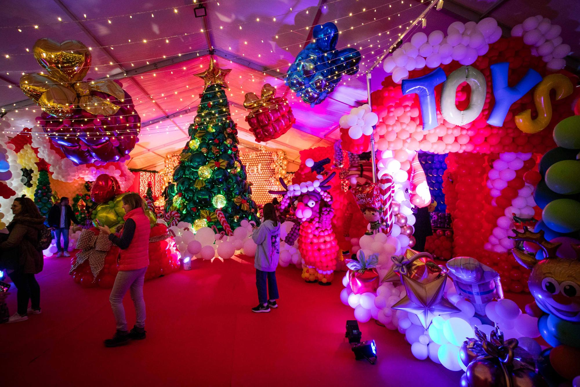 Galería de imágenes de Ibiza Ballon Wonderland, un pueblo navideño con 100.000 globos