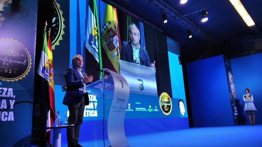 El alcalde, ayer, durante su intervención en el salón de actos de Ifeba.