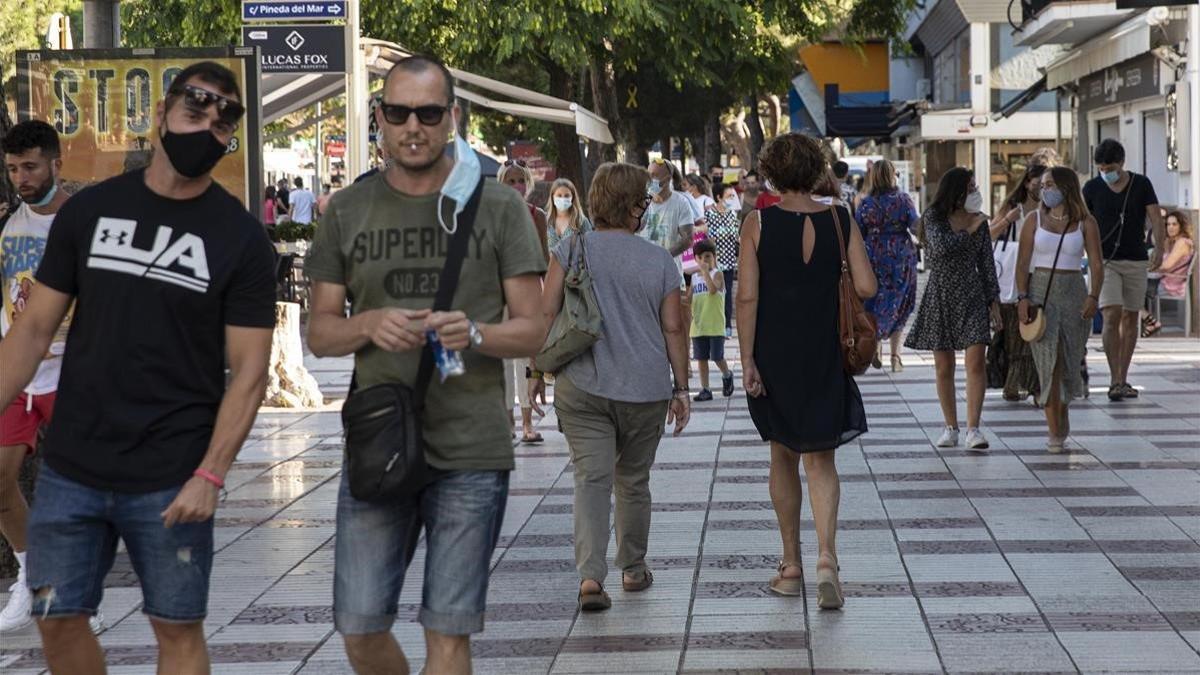 Gente paseando por la calle principal de Platja d'Aro.