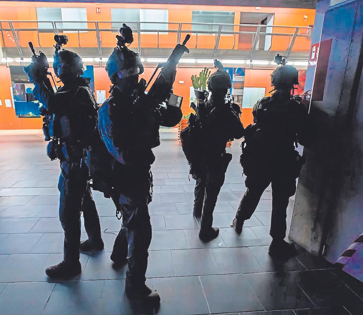 Varios militares inspeccionan las instalaciones eléctricas de Juan Grande.