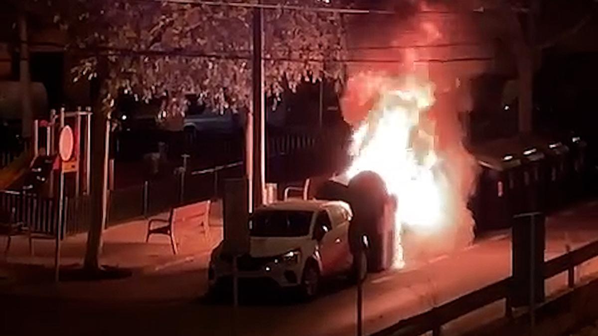 Sucesos en Mallorca | Un incendio destruye un contenedor y causa daños en un coche en la barriada de Plaza de Toros, en Palma