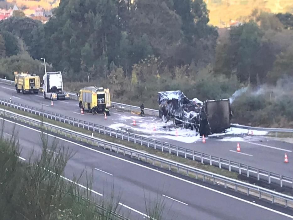 El incendio de un remolque obliga a cortar la Autovía del Cantábrico en Llanes.