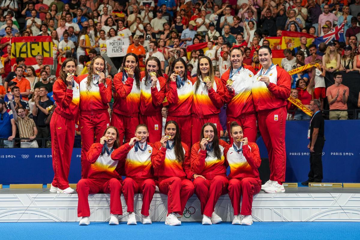 Entrega de las medallas de oro al equipo femenino de waterpolo de España durante los Juegos Olímpicos de París 2024