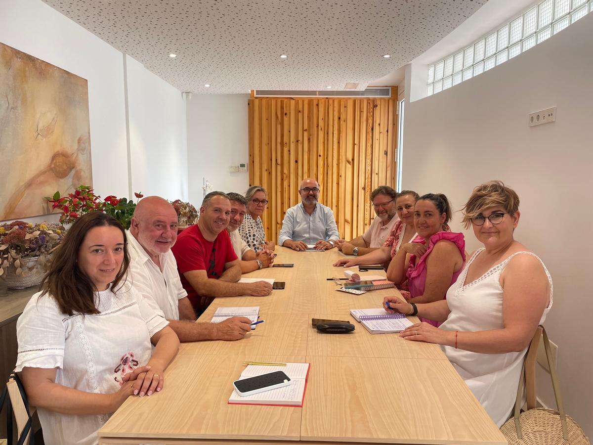 Vicent Roig, con su equipo de gobierno en la primera reunión que mantuvieron el domingo tras el acto de investidura.