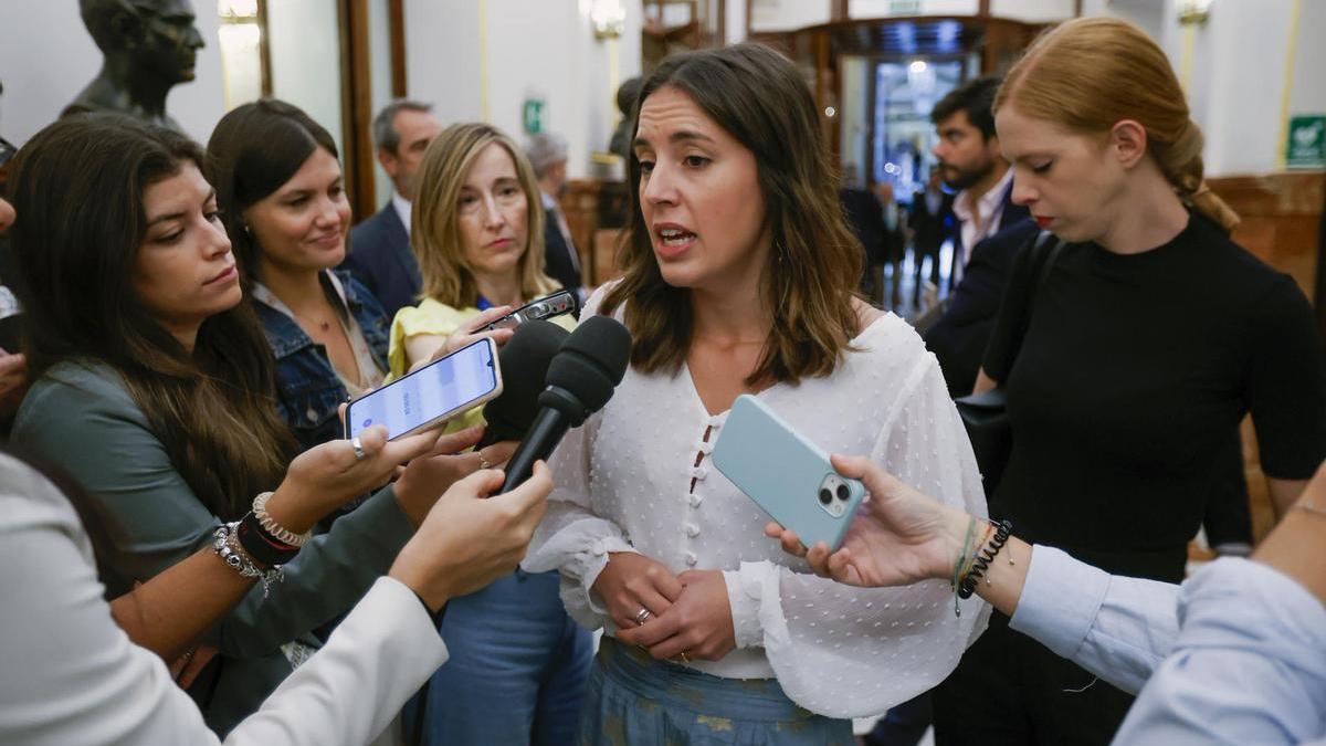 Irene Montero y Lilith Verstrynge, en los pasillos del Congreso.