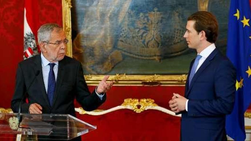 Kurz, a la derecha, y el presidente austriaco, Alexander Van der Bellen, ayer en una rueda de prensa conjunta en Viena. // Reuters