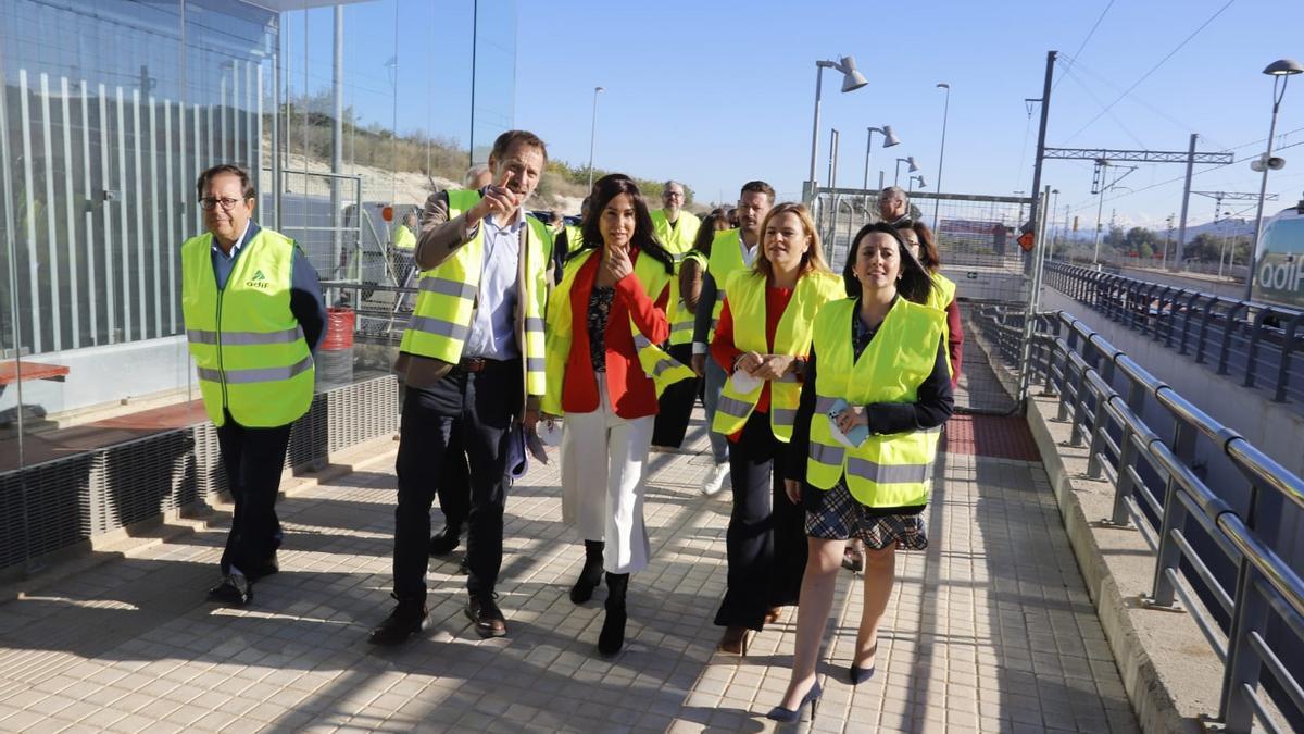 La secretaria de Estado, Isabel Pardo de Vera, acompañada de la delegada del Gobierno, Pilar Bernabé, la consellera de Movilidad, Rebeca Torró y directivos de Adif, esta mañana en Vallada.