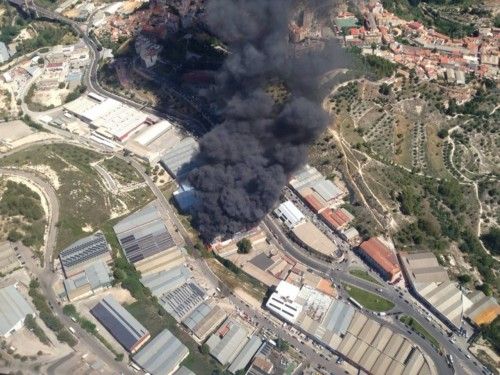 Vista aérea del incendio que ha arrasado una fábrica de colchones en Alcoy