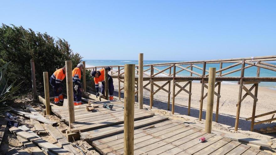 Playas sin arena y destrozos millonarios: la costa de Cádiz repara a contrarreloj los daños de las borrascas para llegar a Semana Santa