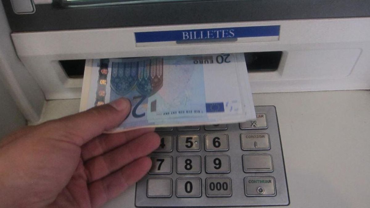 Hacienda puede multarte ya con más de 100.000 euros por ingresar o sacar dinero en efectivo