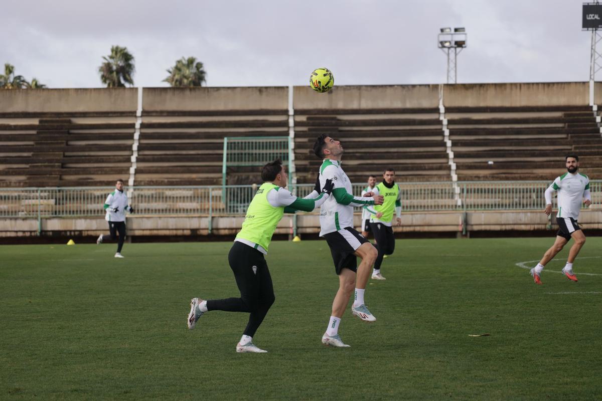 Carlos Albarrán controla un balón aéreo ante la presión de Carracedo, en un entrenamiento.